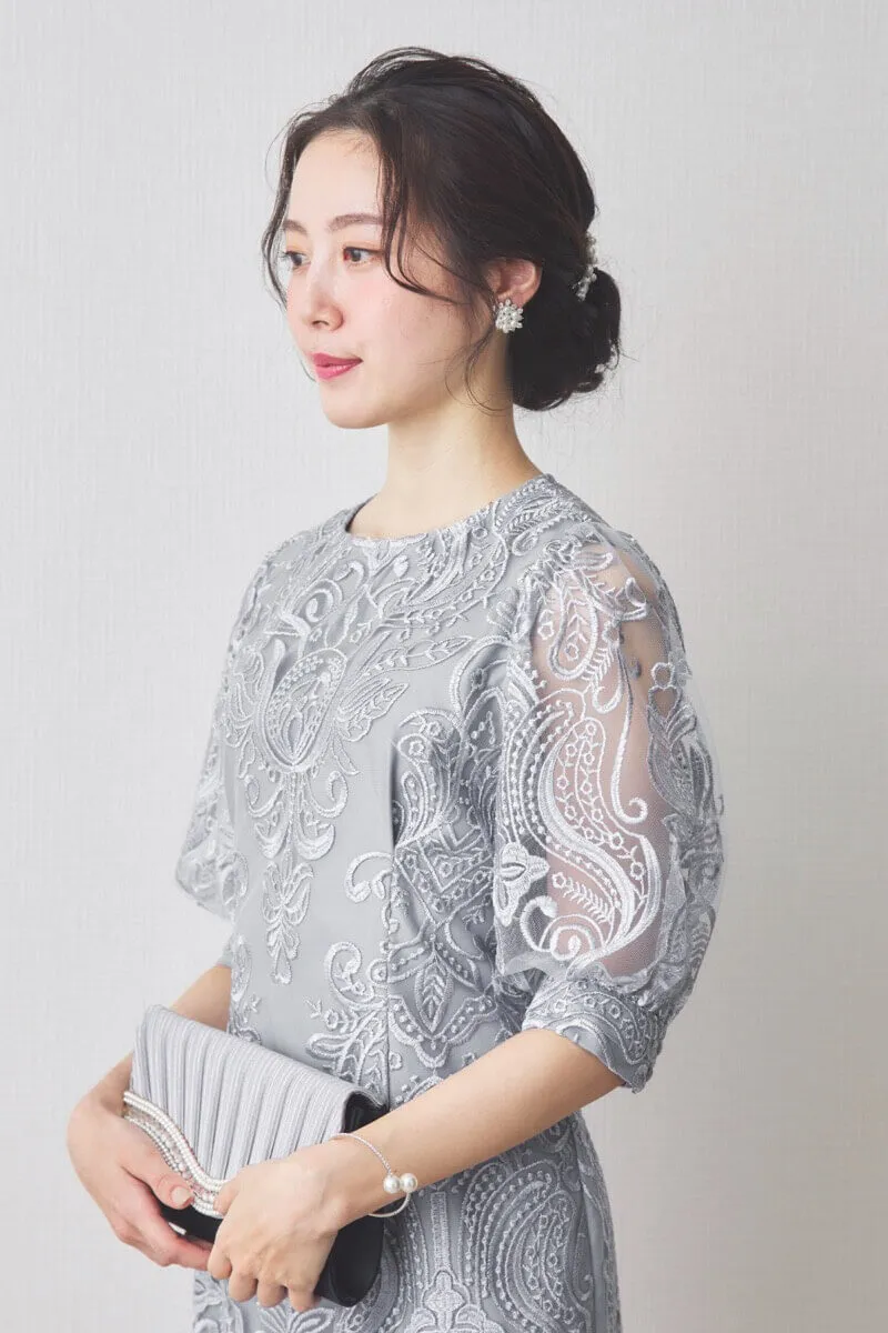 グレーのエンブロイダリーコクーンドレス