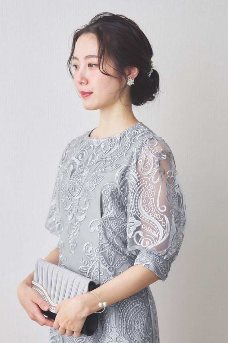 グレーのエンブロイダリーコクーンドレス