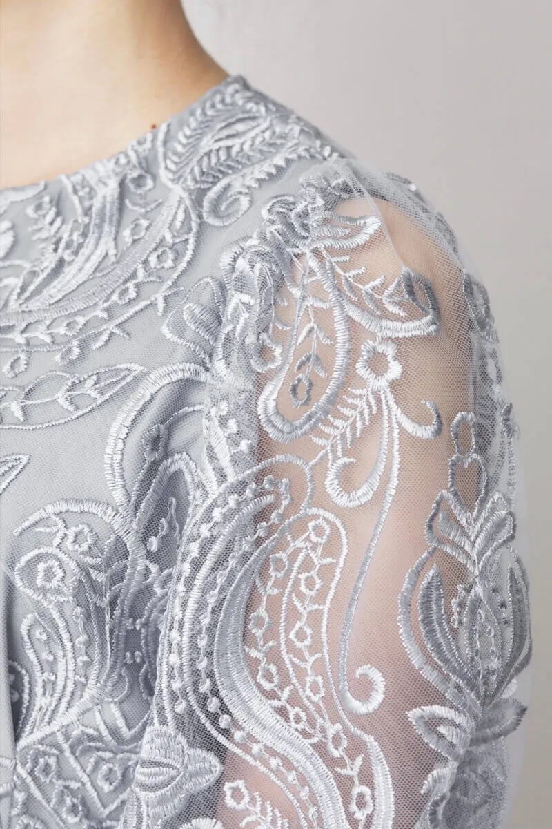 グレーのエンブロイダリーコクーンドレス