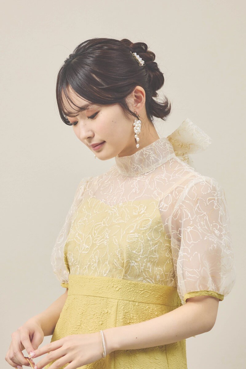 イエローのフラワープリントボウタイドレス