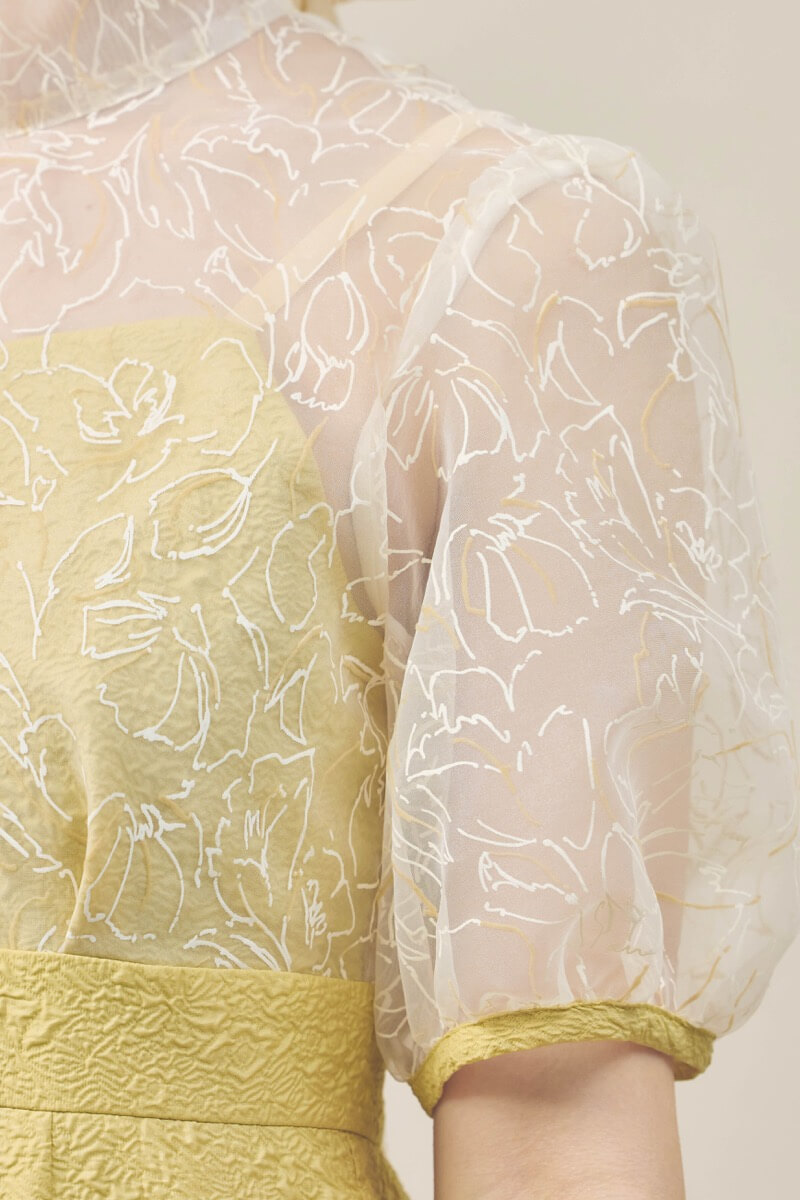 イエローのフラワープリントボウタイドレス