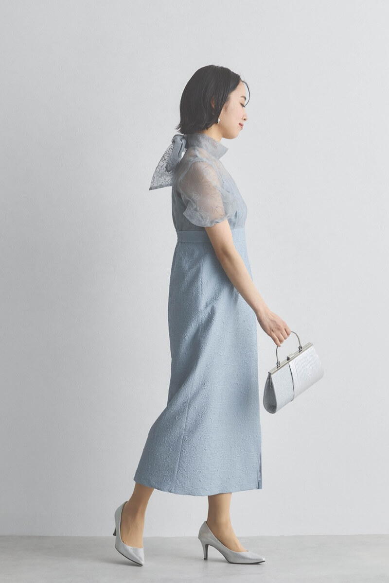 サックスのフラワープリントボウタイドレス