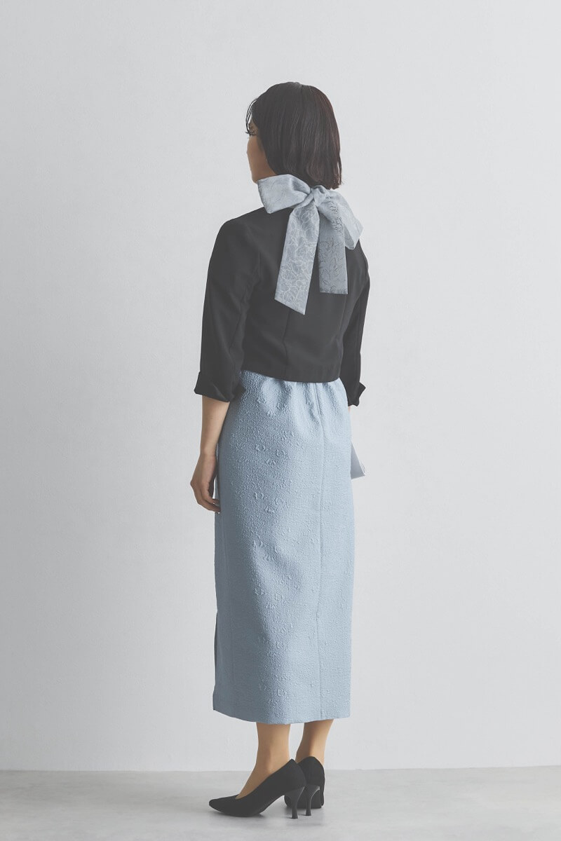 サックスのフラワープリントボウタイドレス