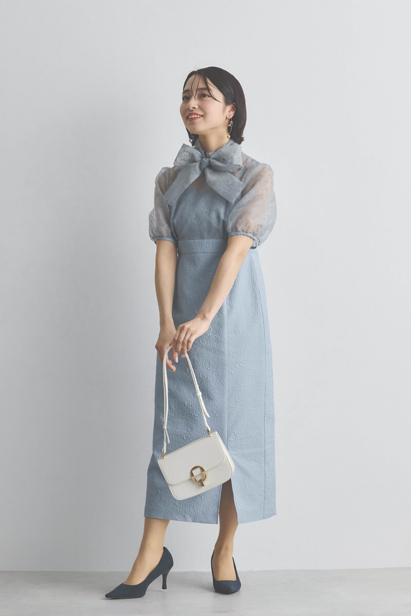 サックスのフラワープリントボウタイドレス