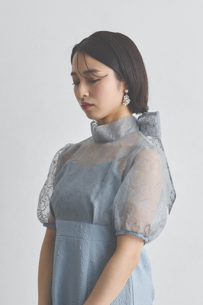 サックスのフラワープリントボウタイドレス