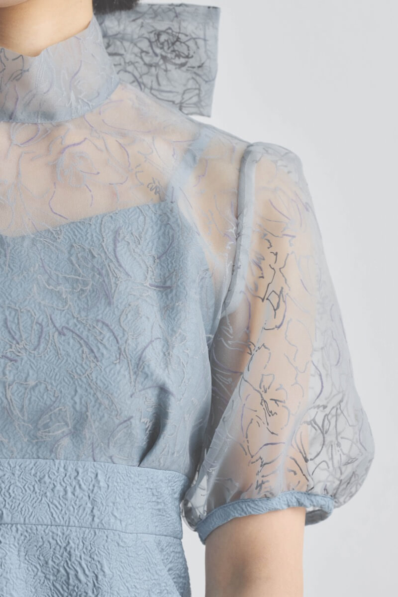 サックスのフラワープリントボウタイドレス