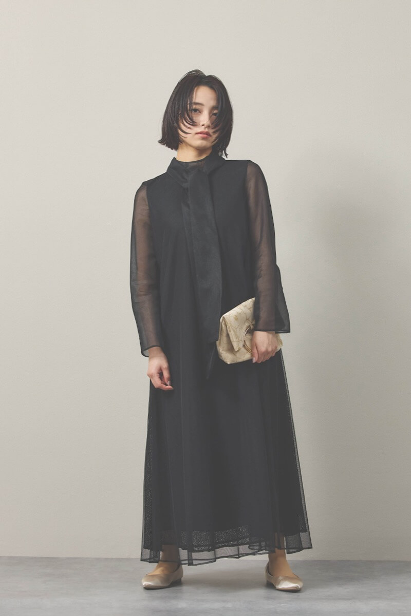 ブラックのレース×チュールミックスドレス