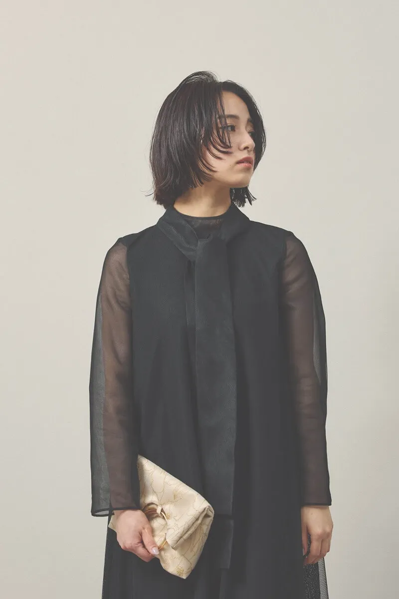 ブラックのレース×チュールミックスドレス