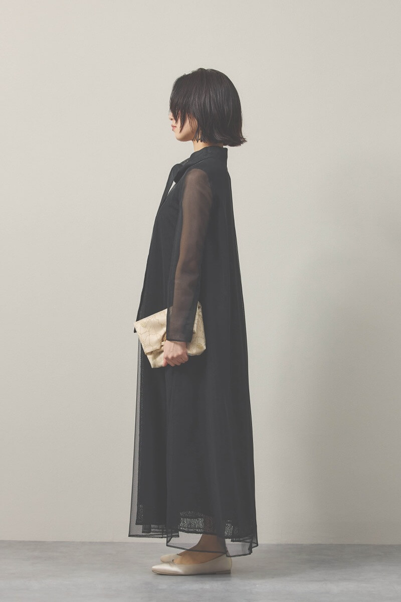 ブラックのレース×チュールミックスドレス