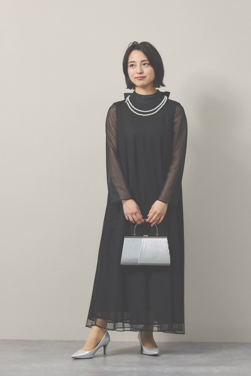 ブラックのレース×チュールミックスドレス