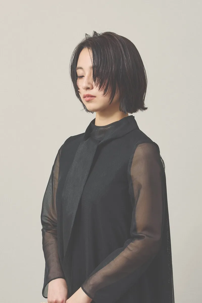 ブラックのレース×チュールミックスドレス