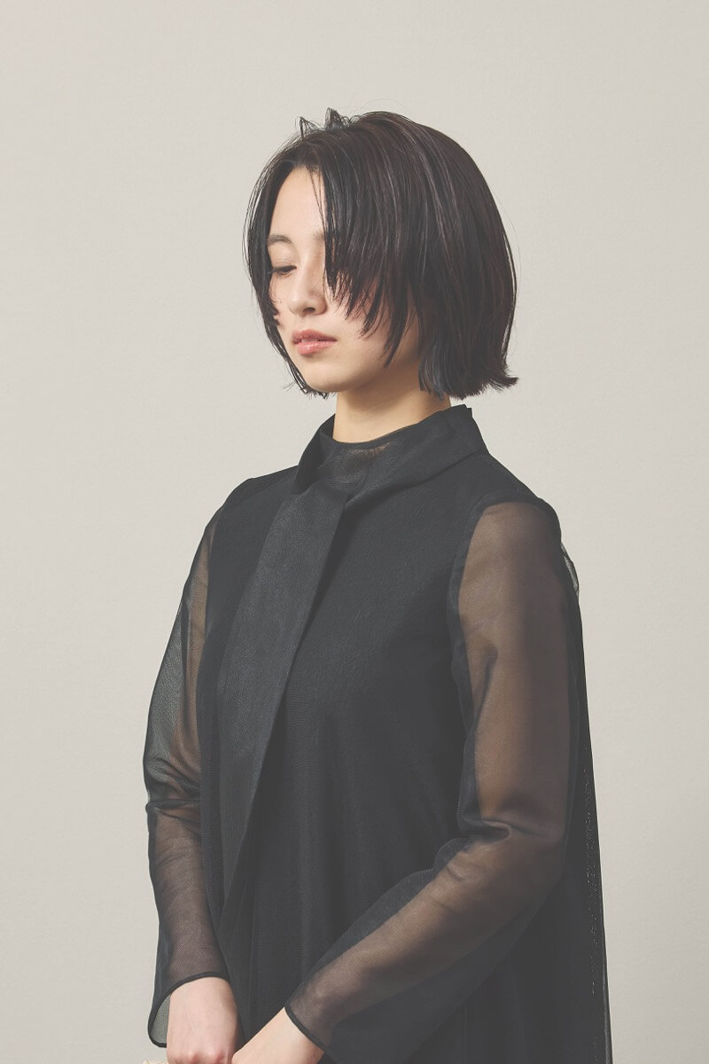 ブラックのレース×チュールミックスドレス