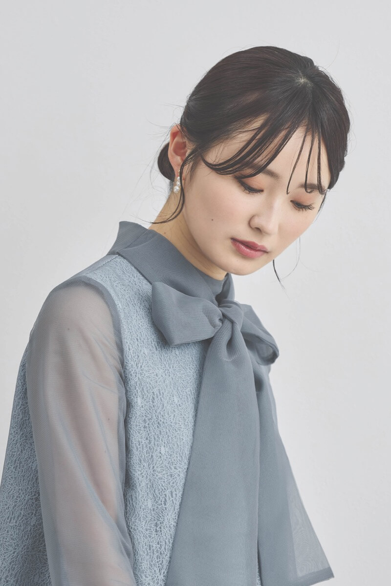 ブルーグレーのレース×チュールミックスドレス