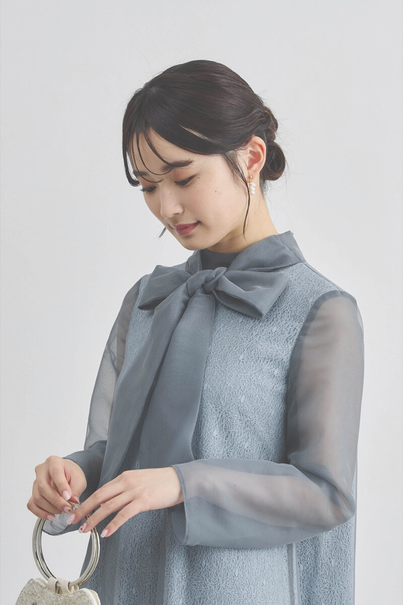 ブルーグレーのレース×チュールミックスドレス