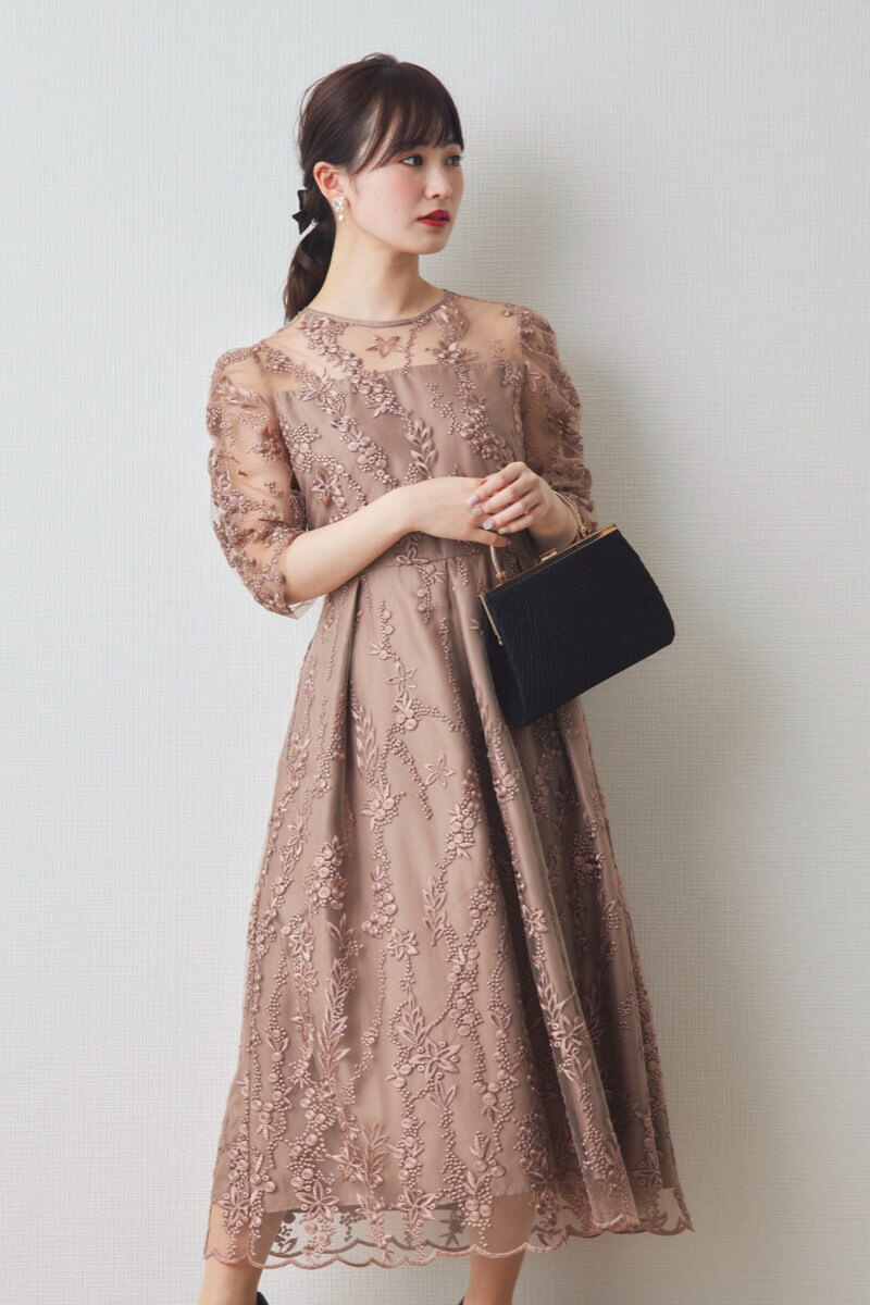 モカの花柄刺繍ミディ丈ドレス
