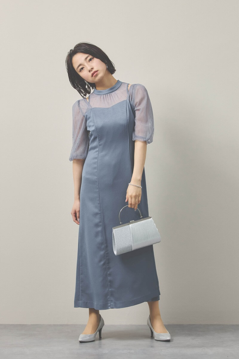 ブルーのカッティングデザインサテンドレス