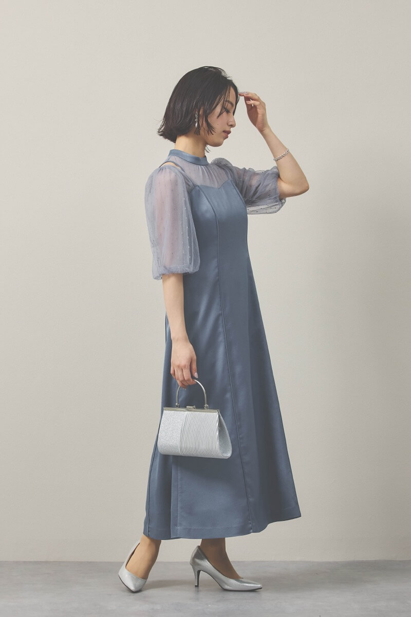 ブルーのカッティングデザインサテンドレス