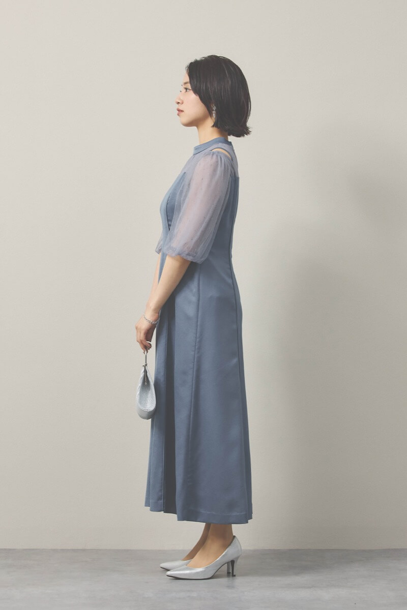 ブルーのカッティングデザインサテンドレス