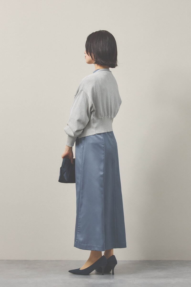 ブルーのカッティングデザインサテンドレス