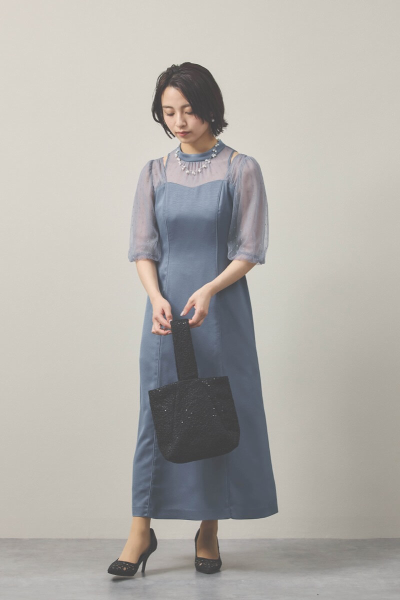 ブルーのカッティングデザインサテンドレス