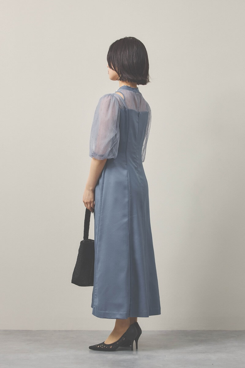 ブルーのカッティングデザインサテンドレス