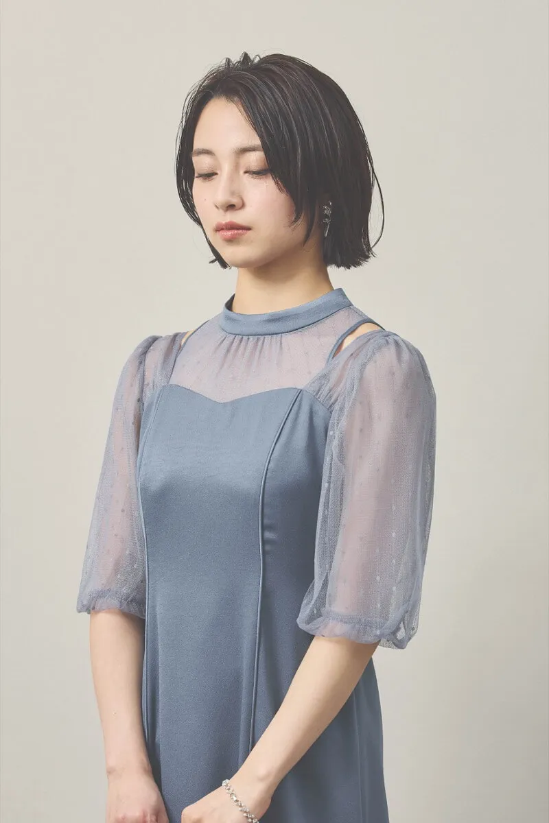 ブルーのカッティングデザインサテンドレス
