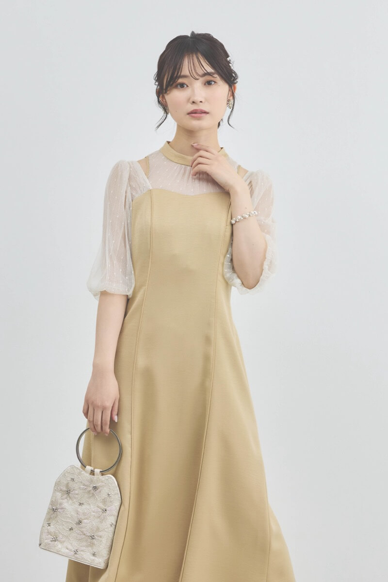 ナチュラルイエローのカッティングデザインサテンドレス