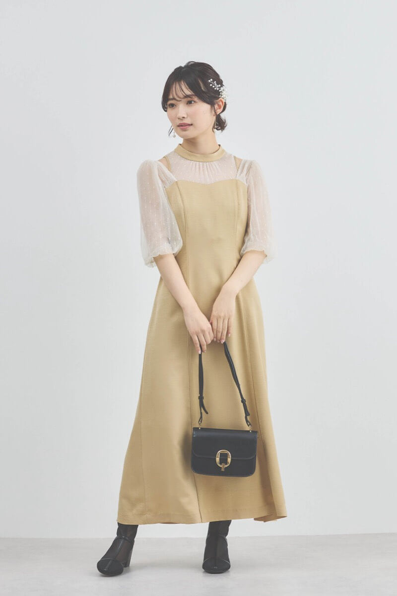 ナチュラルイエローのカッティングデザインサテンドレス