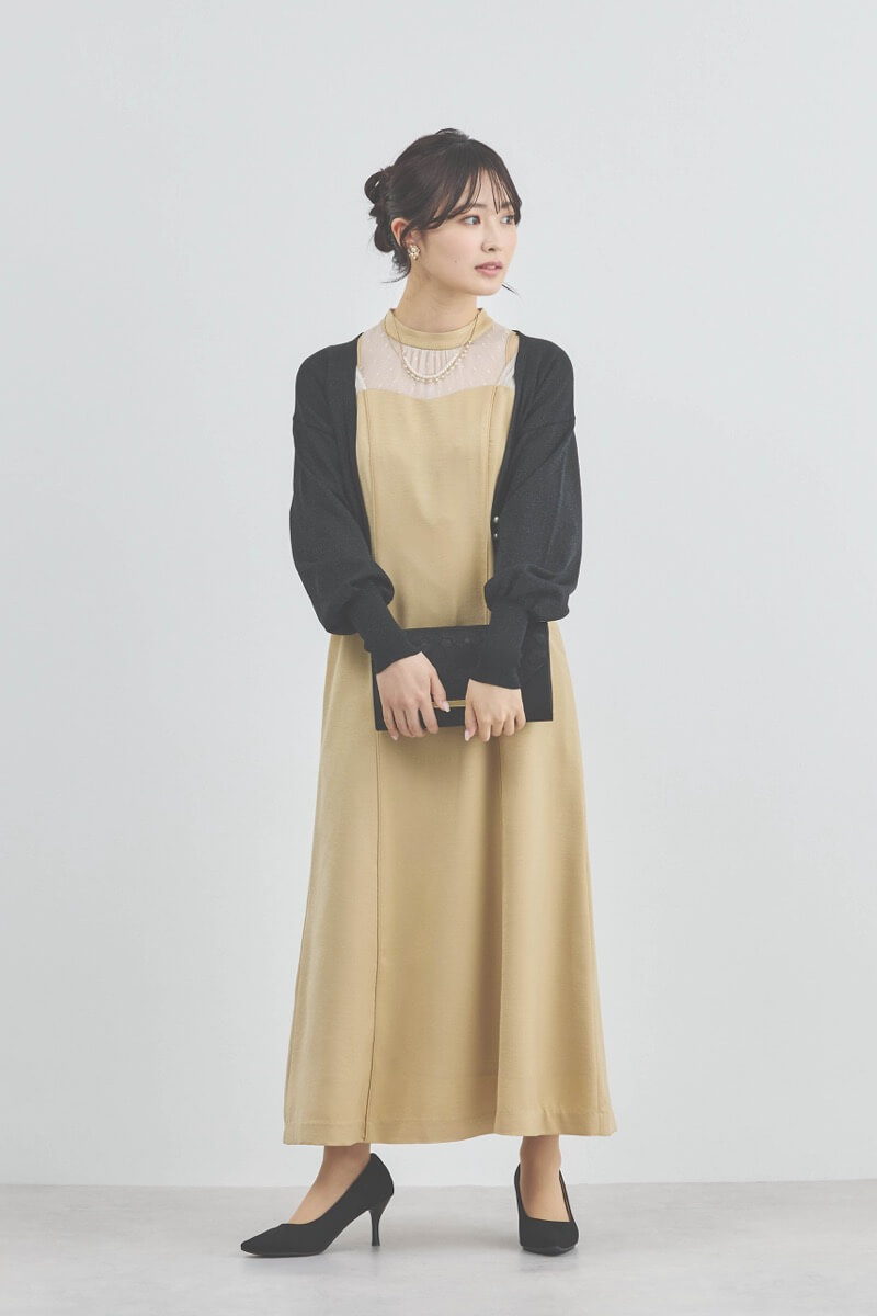 ナチュラルイエローのカッティングデザインサテンドレス