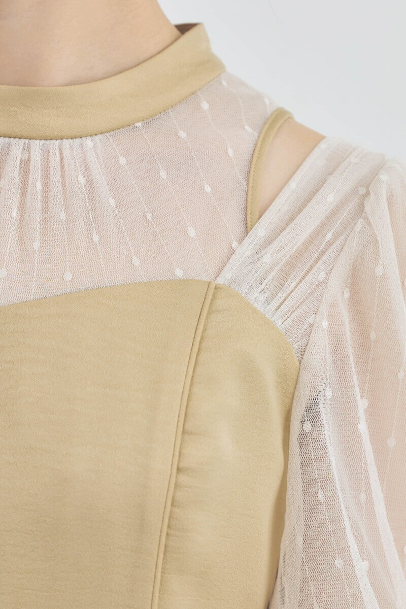 ナチュラルイエローのカッティングデザインサテンドレス