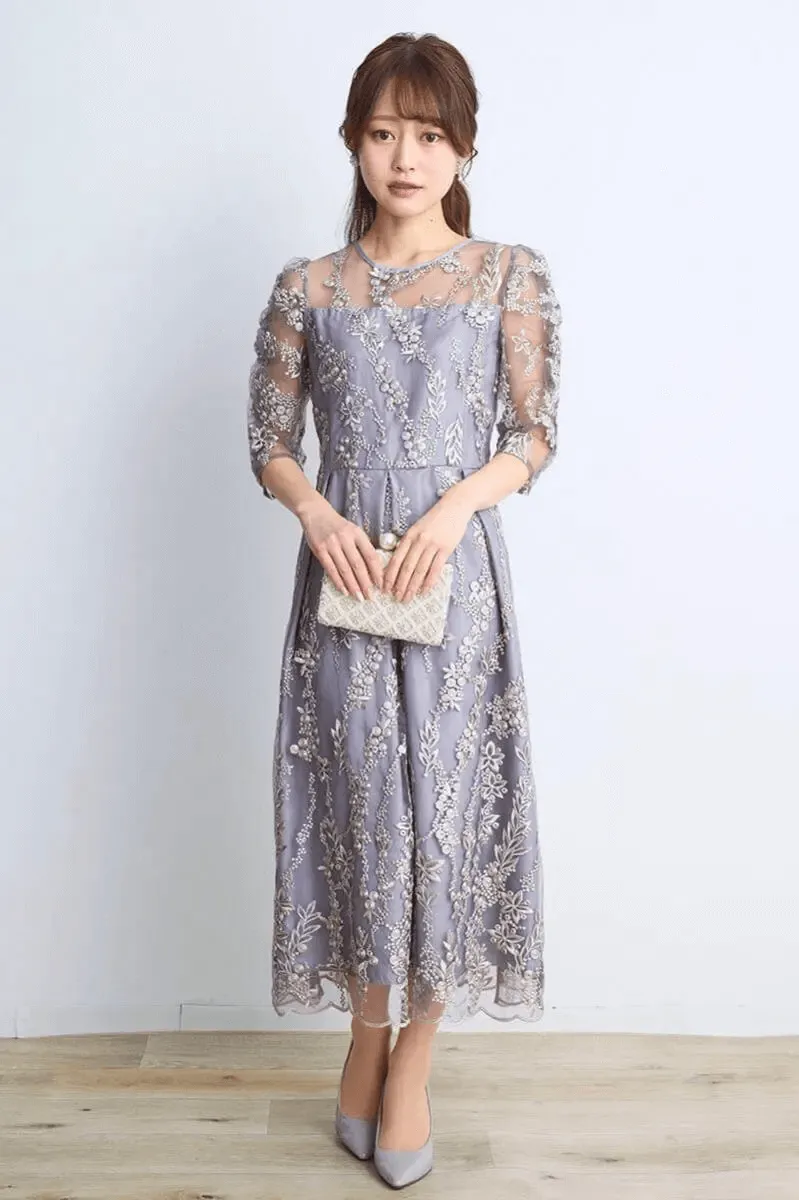 シルバーグレーの花柄刺繍ミディ丈ドレス