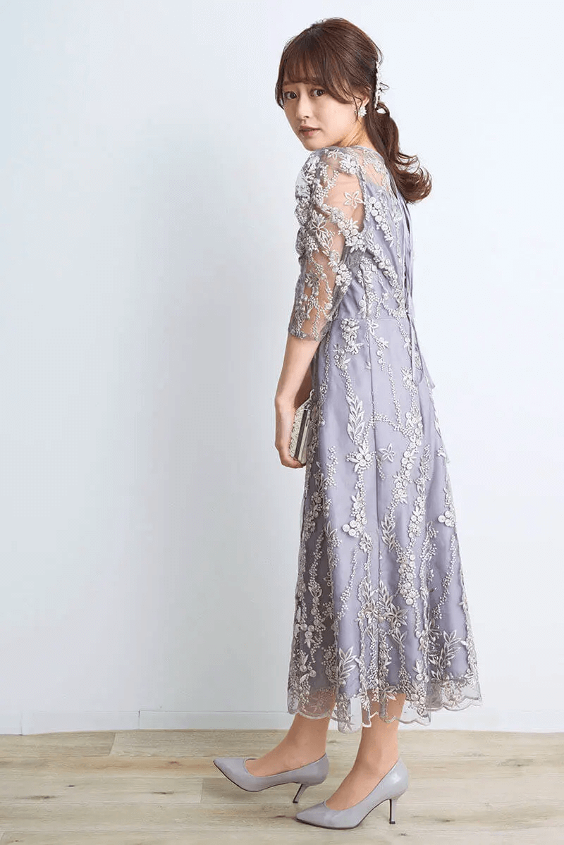 シルバーグレーの花柄刺繍ミディ丈ドレス