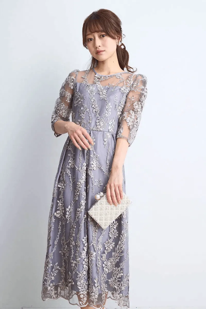 シルバーグレーの花柄刺繍ミディ丈ドレス