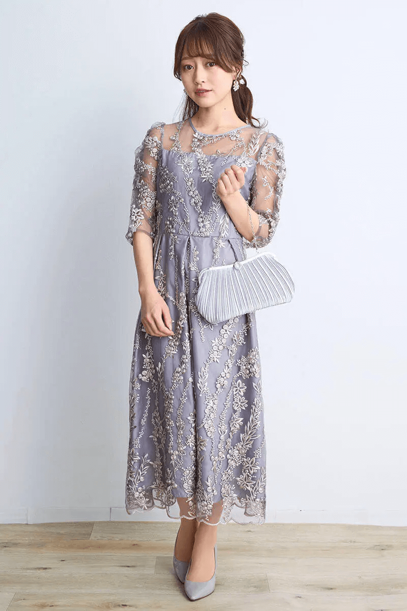シルバーグレーの花柄刺繍ミディ丈ドレス