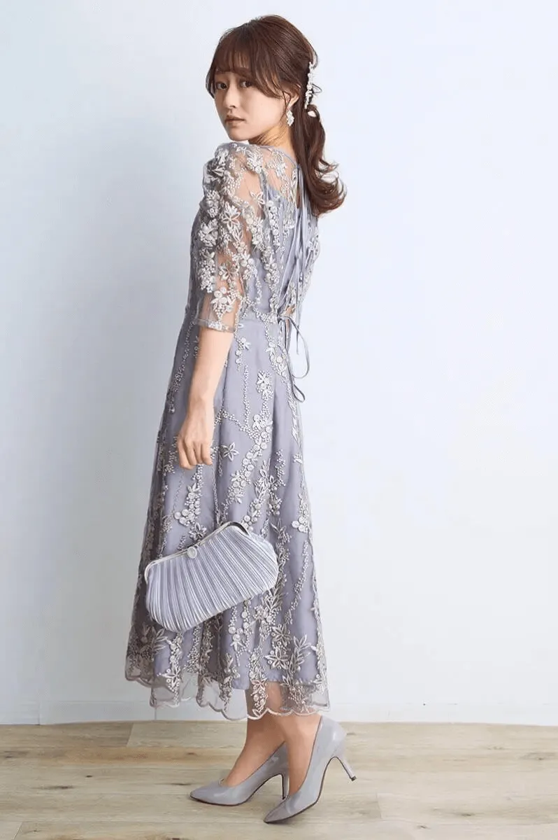 シルバーグレーの花柄刺繍ミディ丈ドレス