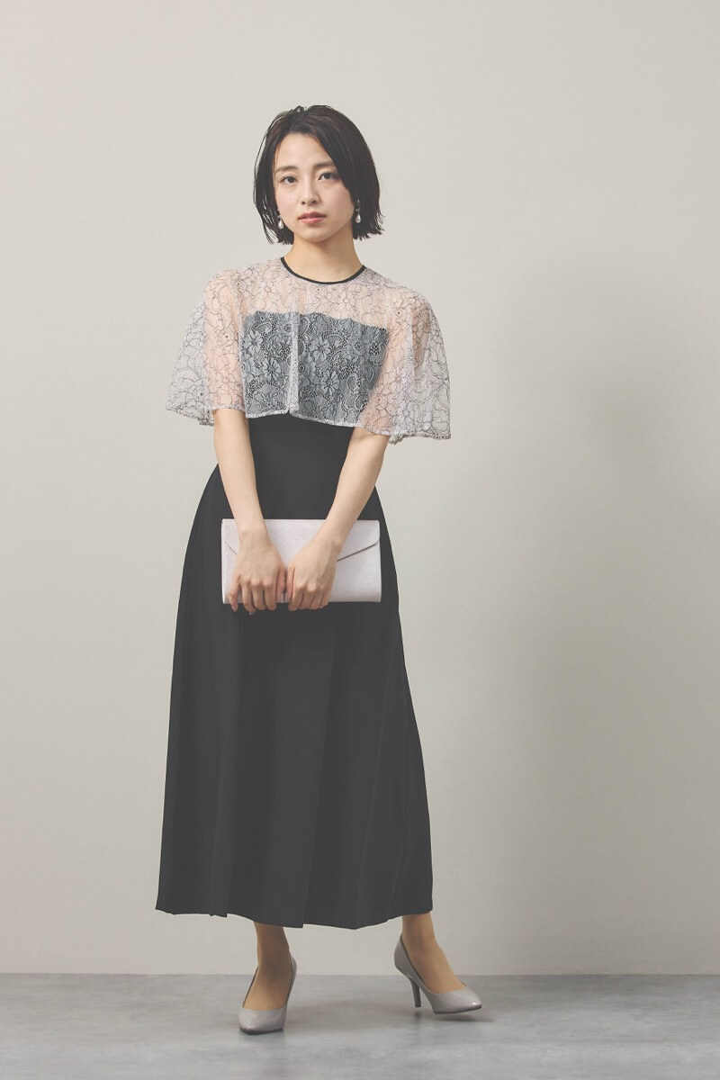 ブラックのシアーケープコンビドレス