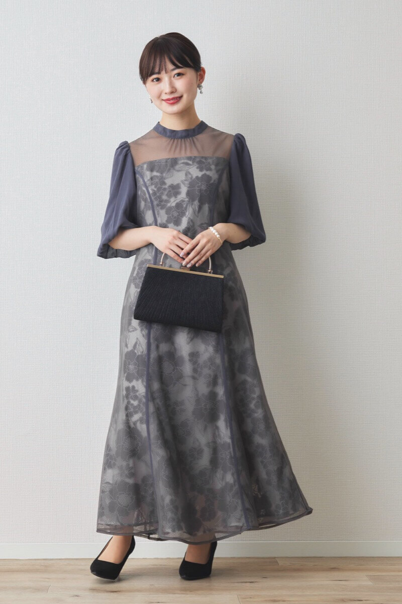 ブルーの花柄オーガンジーパフスリーブドレス