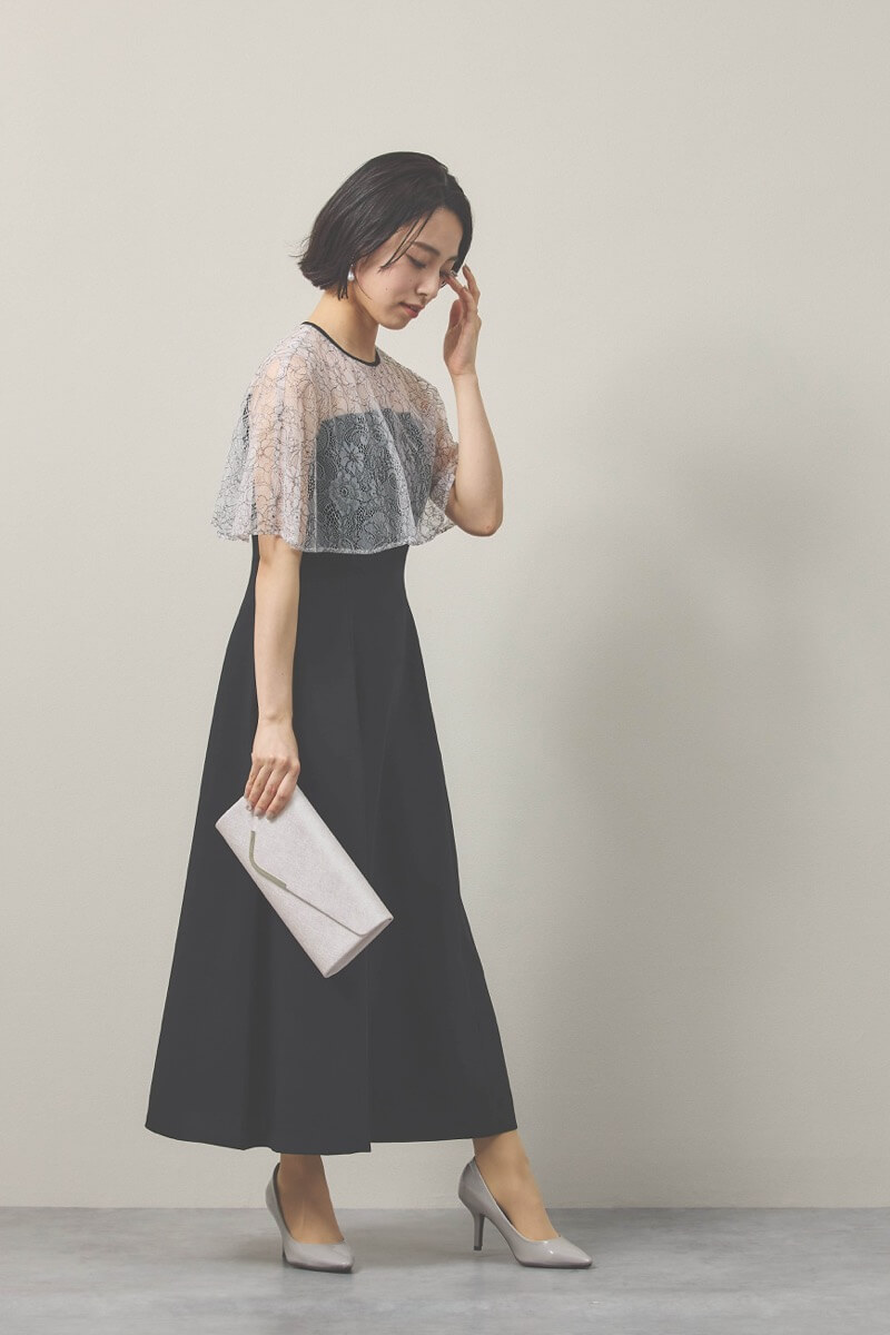 ブラックのシアーケープコンビドレス