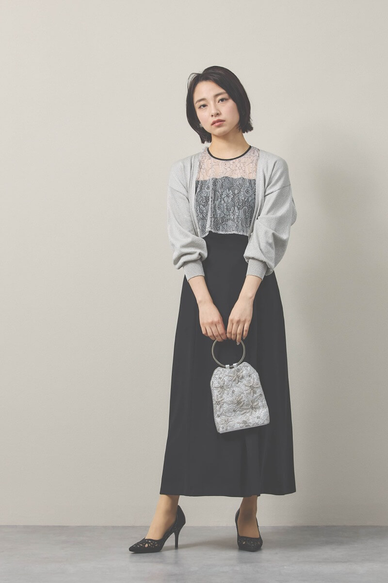 ブラックのシアーケープコンビドレス