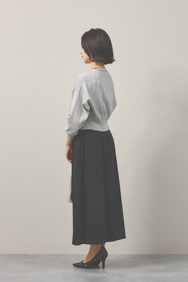 ブラックのシアーケープコンビドレス