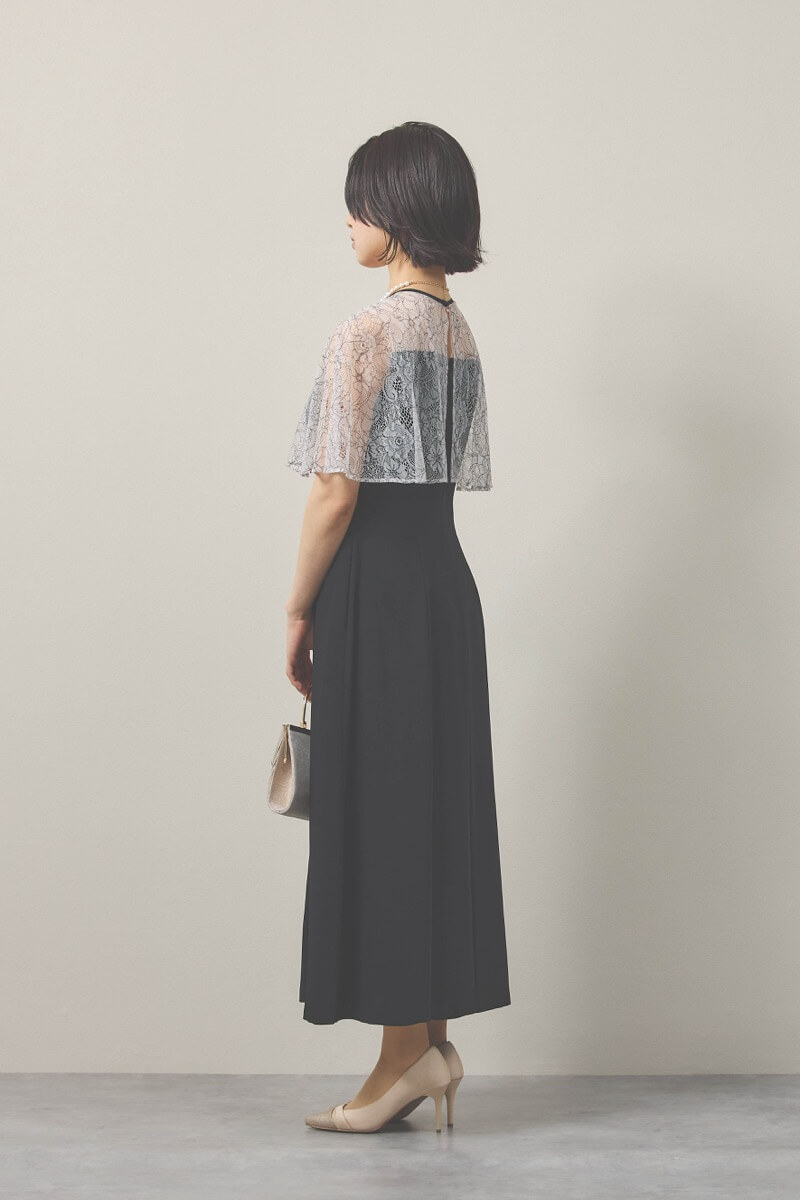 ブラックのシアーケープコンビドレス