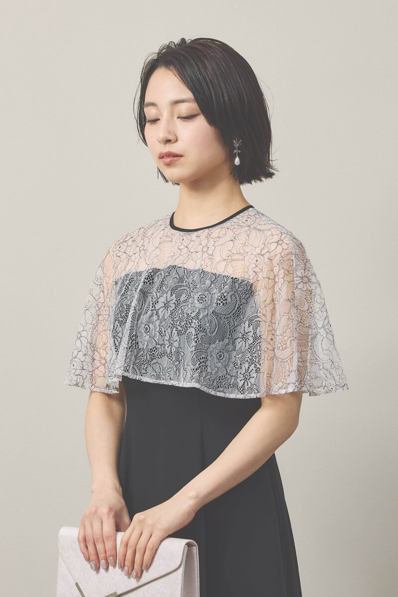 ブラックのシアーケープコンビドレス