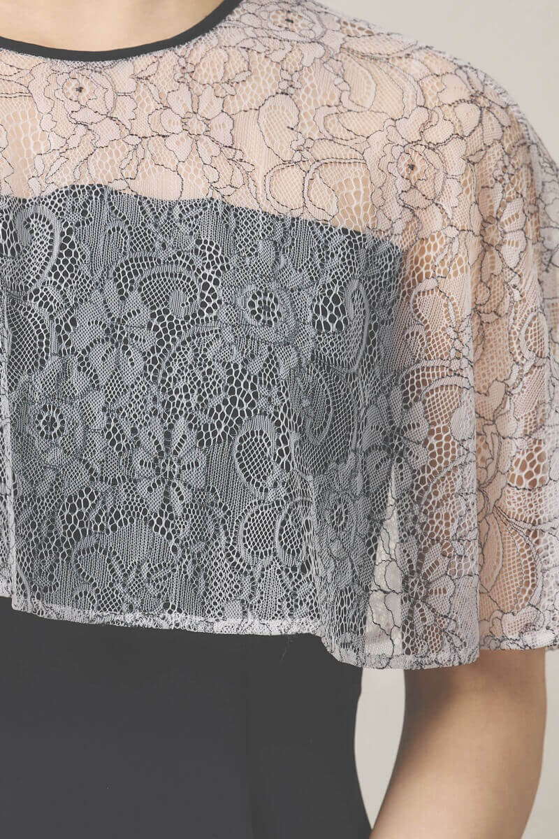 ブラックのシアーケープコンビドレス