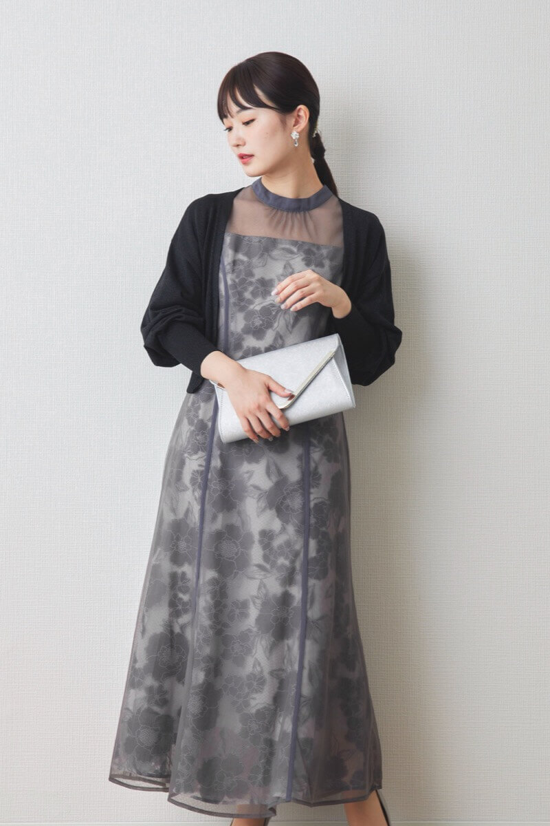 ブルーの花柄オーガンジーパフスリーブドレス