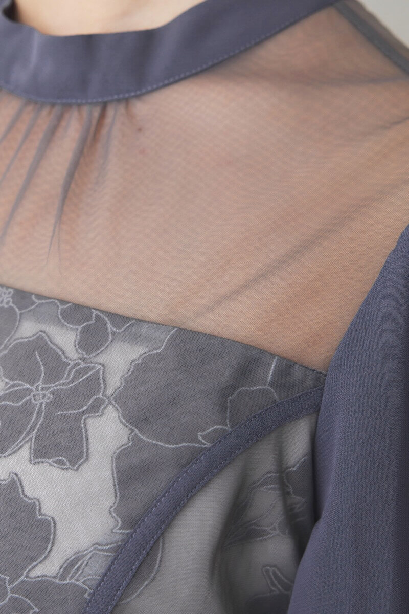 ブルーの花柄オーガンジーパフスリーブドレス