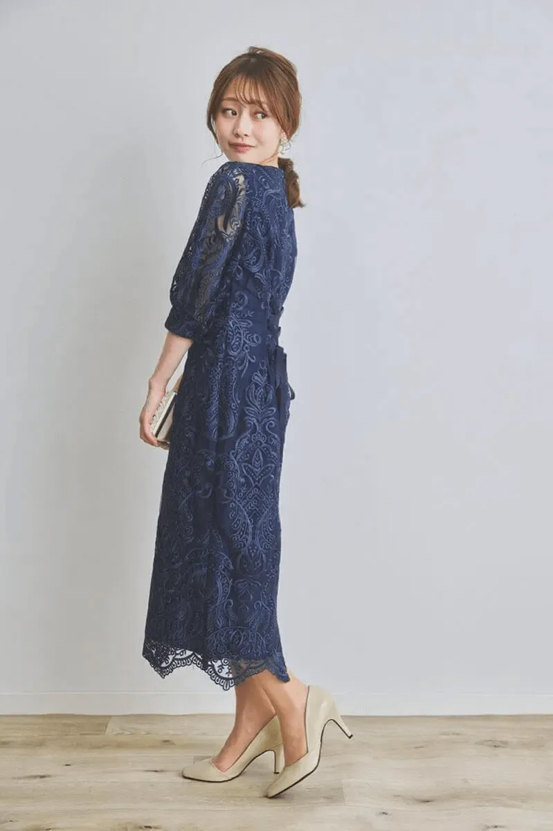 ネイビーのエンブロイダリーコクーンドレス