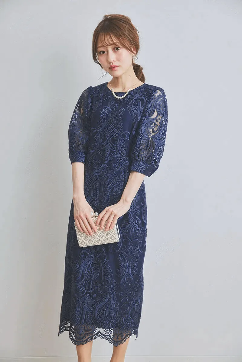 ネイビーのエンブロイダリーコクーンドレス