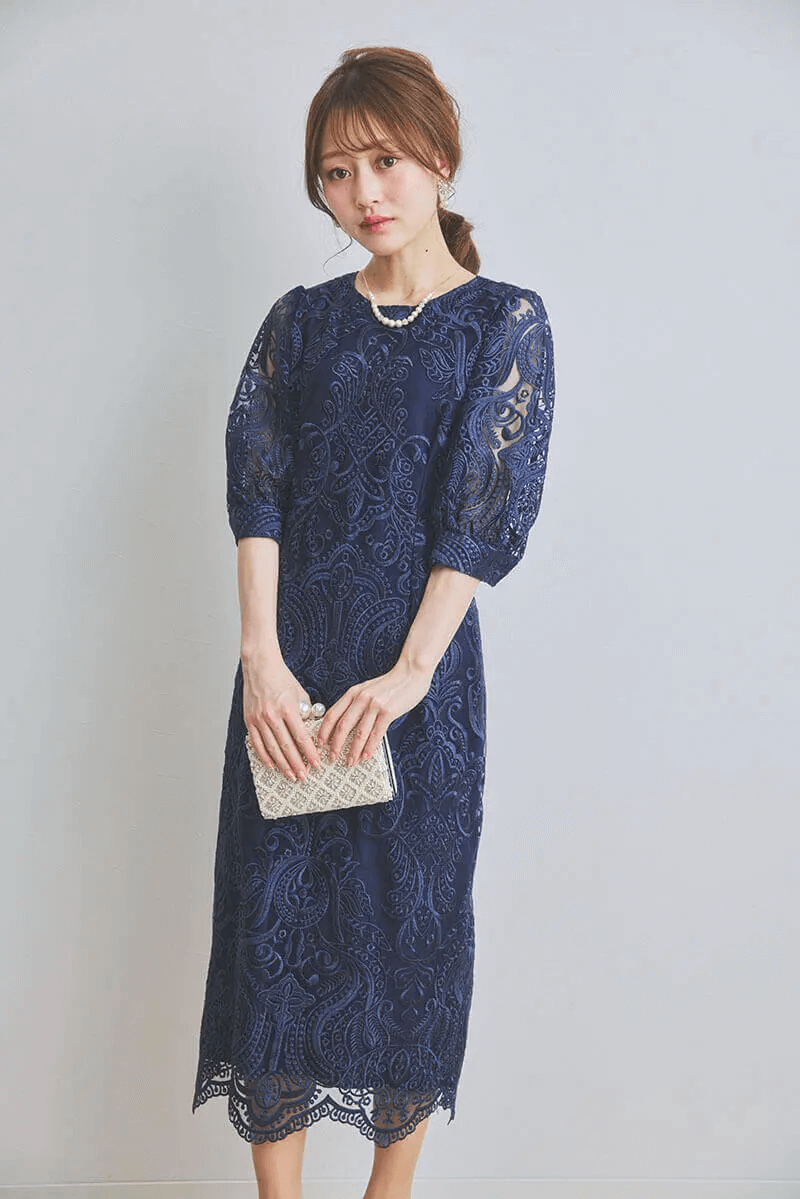 ネイビーのエンブロイダリーコクーンドレス