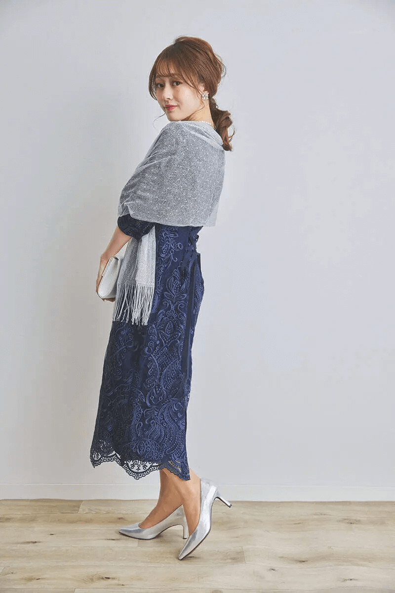 ネイビーのエンブロイダリーコクーンドレス