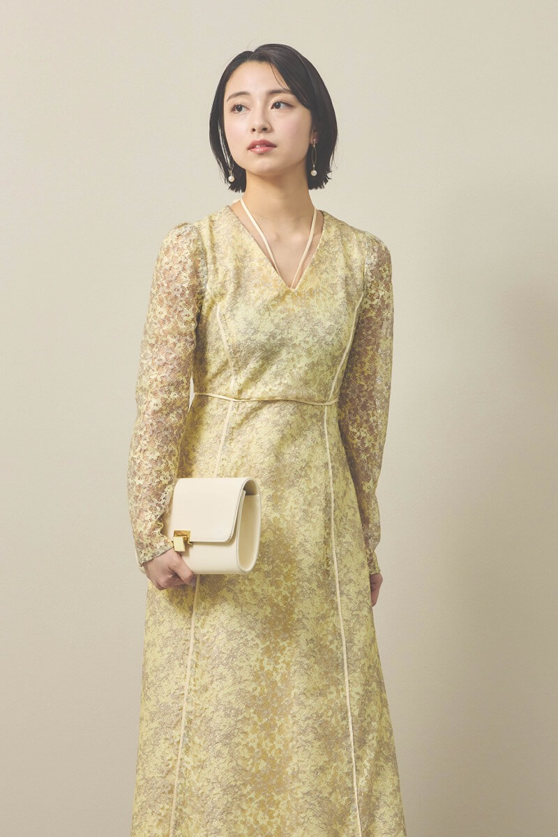 イエローのレースプリントドレス